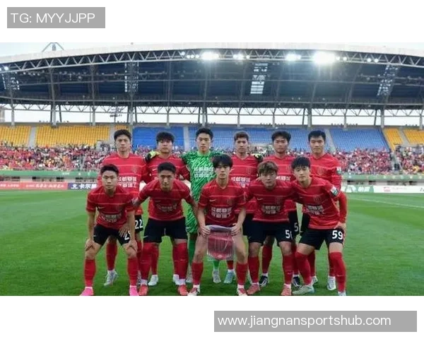 客胜三镇成功保级球迷热情迎接深圳新鹏城全队归来